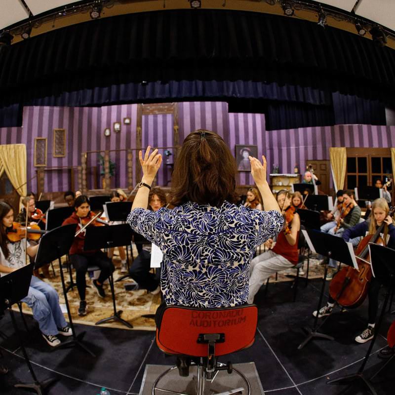 Chloé Dufresne conducting high school students